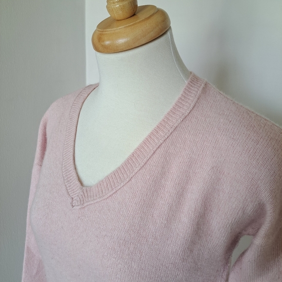 Banana Republic | Pastel pink v neck women's sweater - Picture 2 of 10
